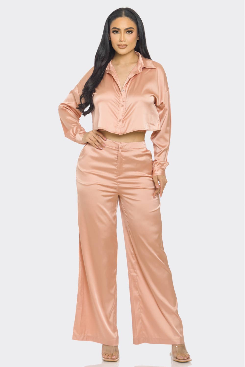 CAPSULLE – Großhandel Set aus Oberteil und Hose (NICHT Loungewear) – Damen – Set aus Satin mit Knopfleiste und ausgeschnittenem Rückendetail1