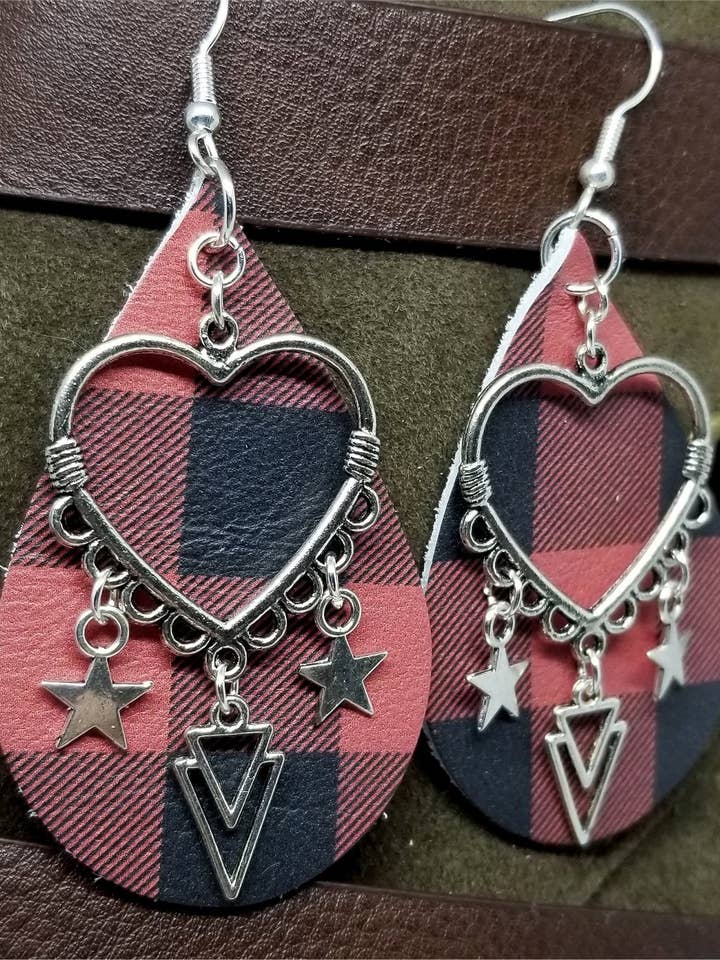 Boucles d'oreilles en cuir véritable à carreaux de buffle rouge et noir avec fermoirs et breloques en argent pour la vente par Simply Raevyn