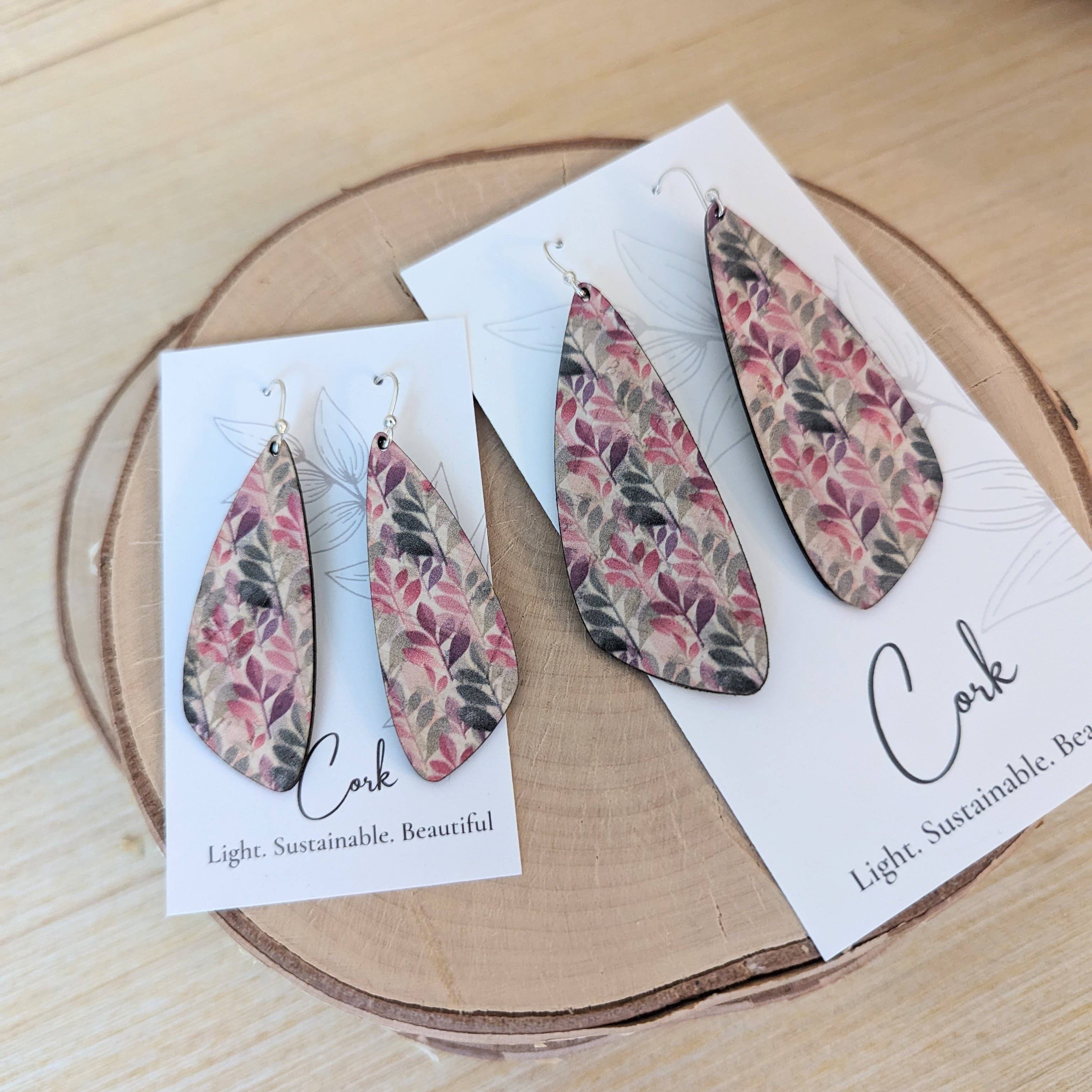 Hello Lovely Cork Co. - Vente Boucles d'oreilles pendantes - Boucles d'oreilles en liège à feuilles vertes et fuchsia - Grande aile1