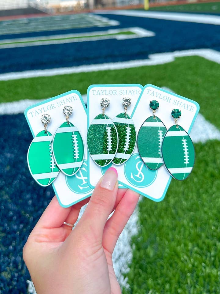 Groen/witte acrylvoetballen voor wholesale door Taylor Shaye Designs