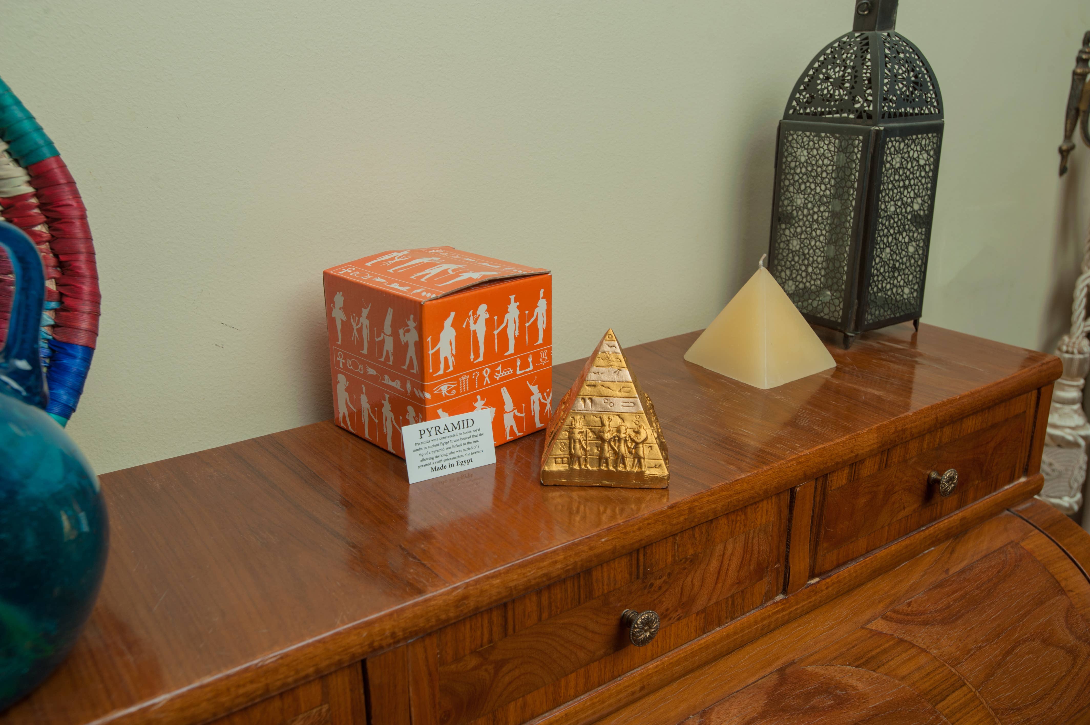 Discoveries, Inc. – Großhandel Dekofigur – Ägyptische Pyramide aus Gips in Gold - 7,6 cm4