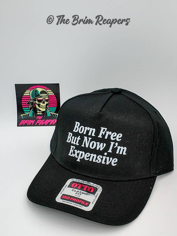 Født fri, men jeg er nu dyr hat | Patriotisk humor Sjovt tilbehør Dad Hat Trucker Flatbill for engroshandel hos The Brim Reapers