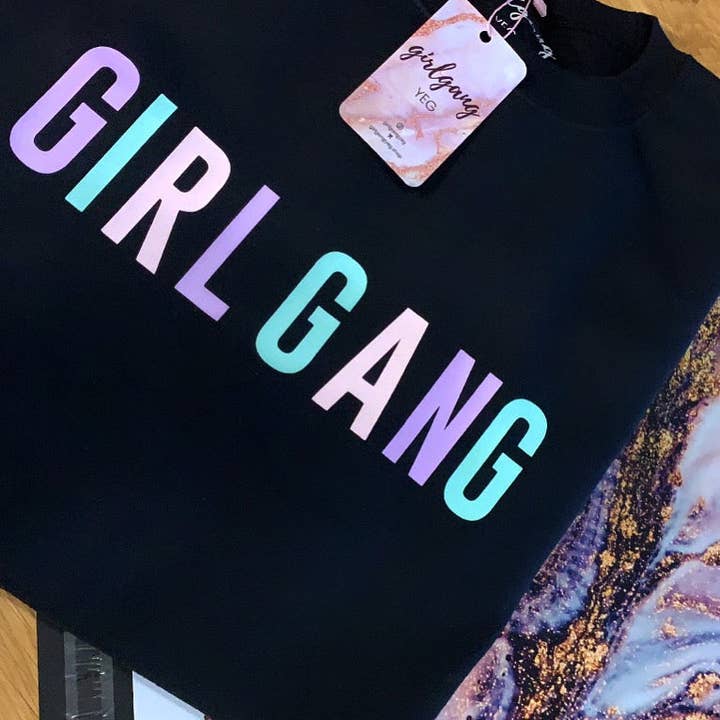 Pull ras du cou Girl Gang | Pastel Letters pour la vente par Girl Gang Boutique