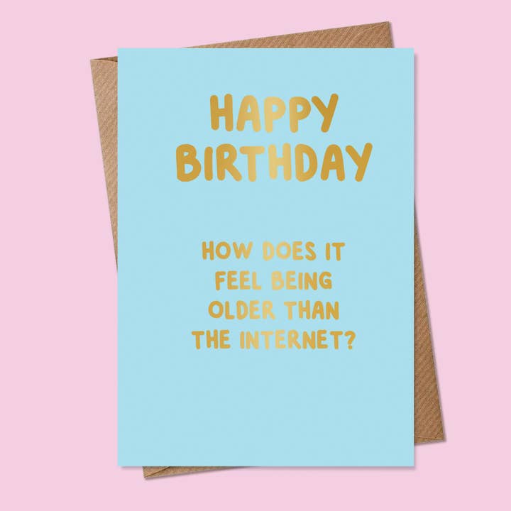 Grattis på födelsedagen. Hur känns det att vara äldre än praktikanten? för wholesale av MarcoLooks