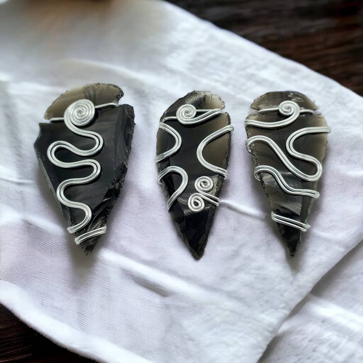 Different Branches - Vente Breloques/médailles personnalisées - Bijou pendentif artisanal en obsidienne et fil d'aluminium en forme de pointe de flèche1