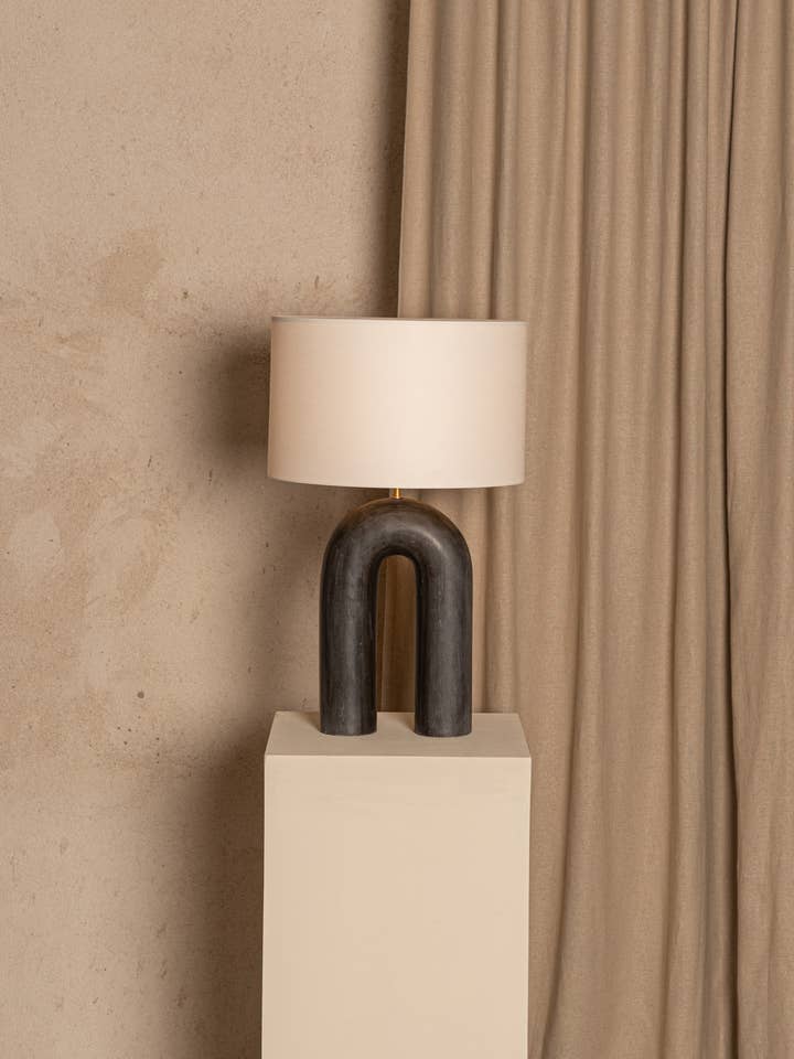 Lampe de table Arko Marbre Noir pour la vente par Simone et Marcel