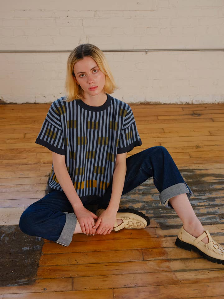 T-shirt à manches courtes Bauhaus - Lazurite pour la vente par The Endery