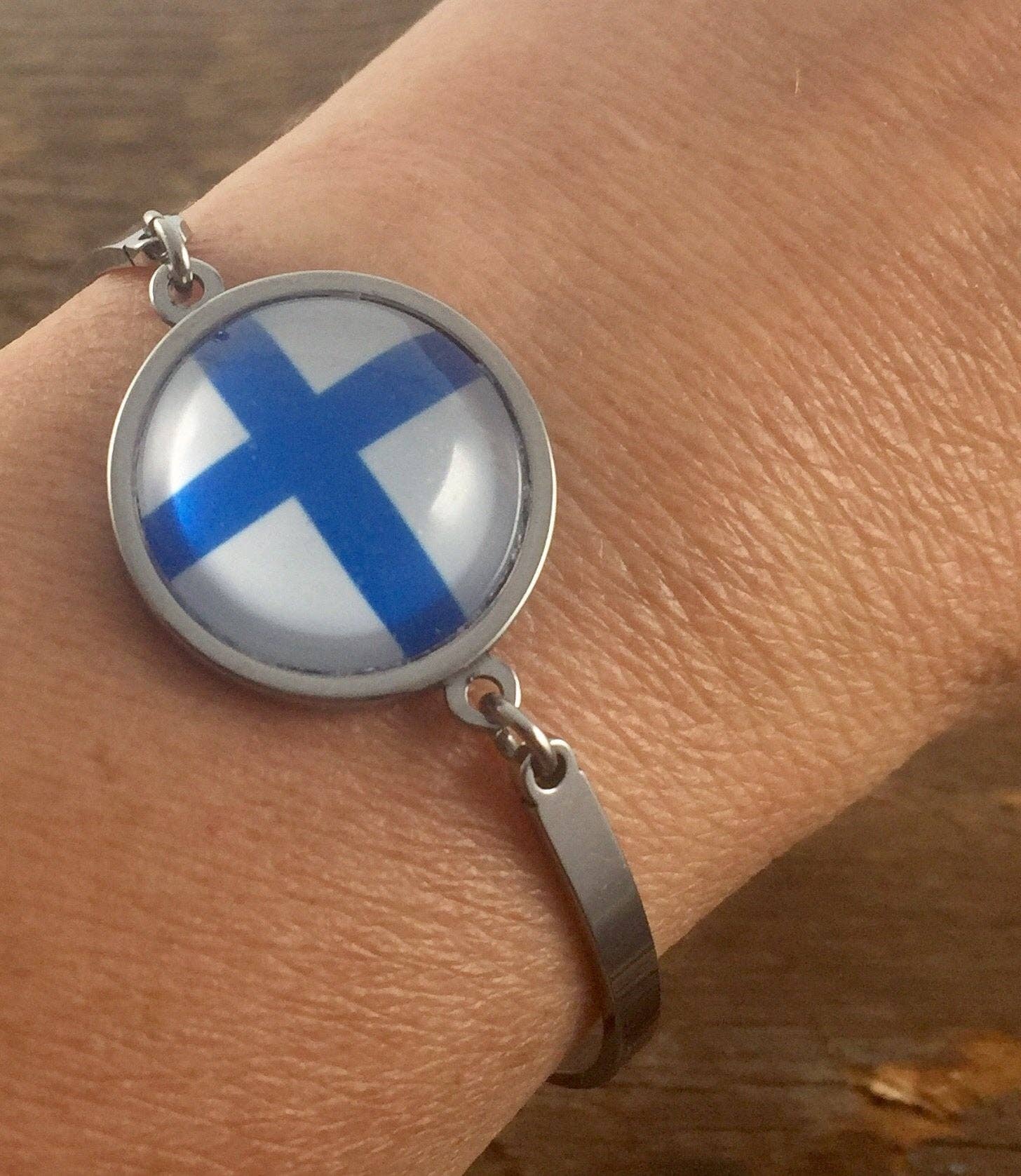 Be Inspired UP - Wholesale Charm/Dangle Bracelet - Finnish Flag "Sisu" Bracelet3