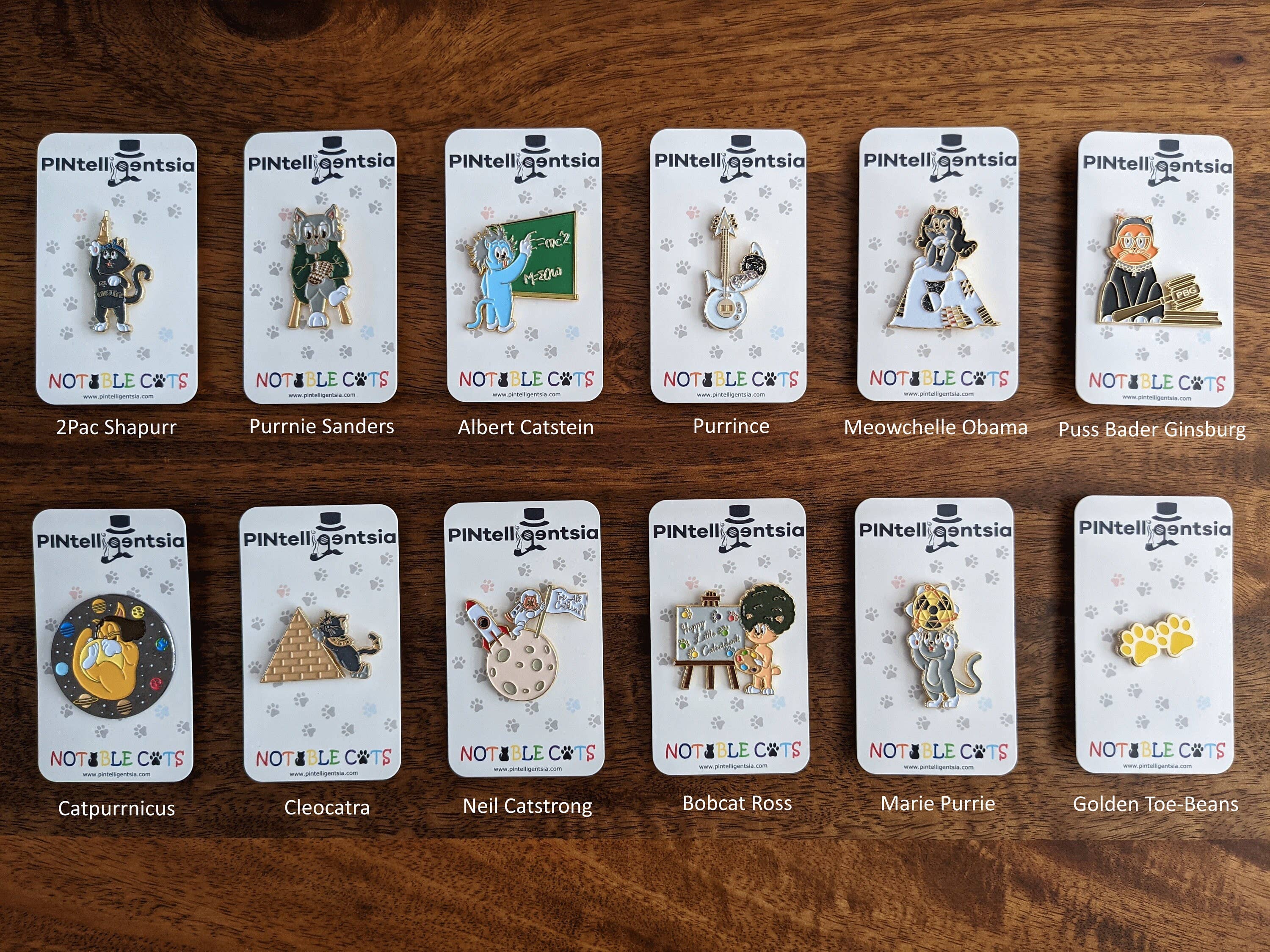 PINtelligentsia - Vendita all'ingrosso Spilla da bavero - Spilla smaltata gatto Cleopatra - Spilla «Cleocatra» che si illumina al buio!7