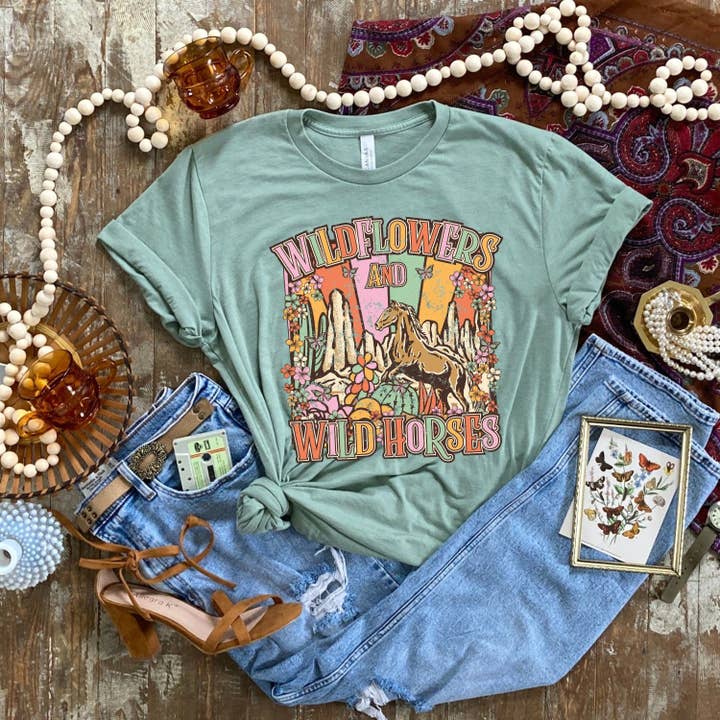 TheKingShirt - Wholesale Graphic Sweatshirt - Women's - Flowers Wild Horses Lainey Wilson Country Music Nashville