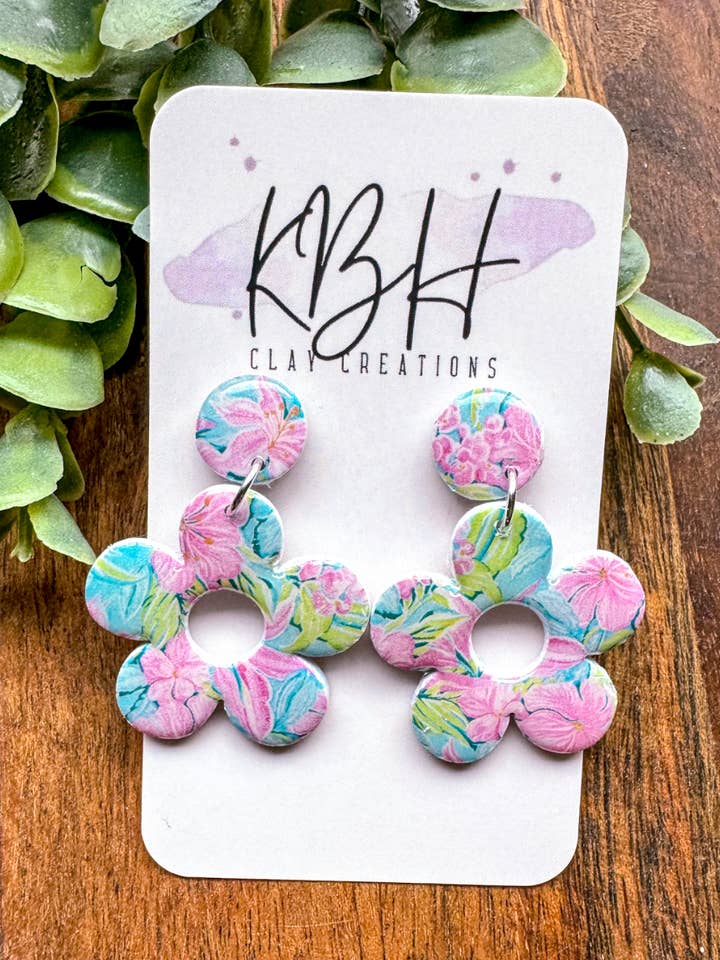Preppy Ohrhänger aus Ton mit Blumenmuster für den Großhandel von KBH CREATIONS