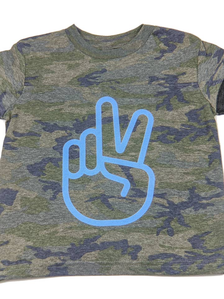 Camiseta Peace Football Stripe para niños pequeños para venta al por mayor de Four Boys of Summer LLC