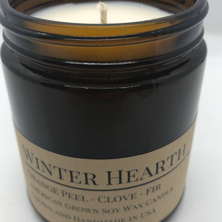Prairie Fire Candles – Großhandel Kerze im Glas / gefüllte Kerze – Winter Hearth Sojakerze | Apothekerglas aus Bernstein, 9 oz