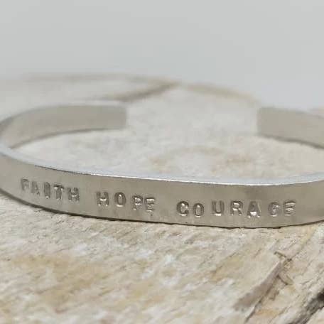 Bracciale rigido in argento Faith Hope Courage per la vendita all'ingrosso da parte di benny and the moo