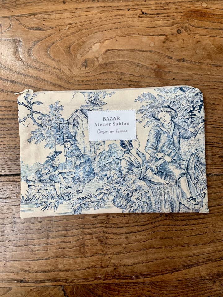 Pochette Plate - Jouy de Fruits Bleu pour la vente par Bazar Atelier Sablon