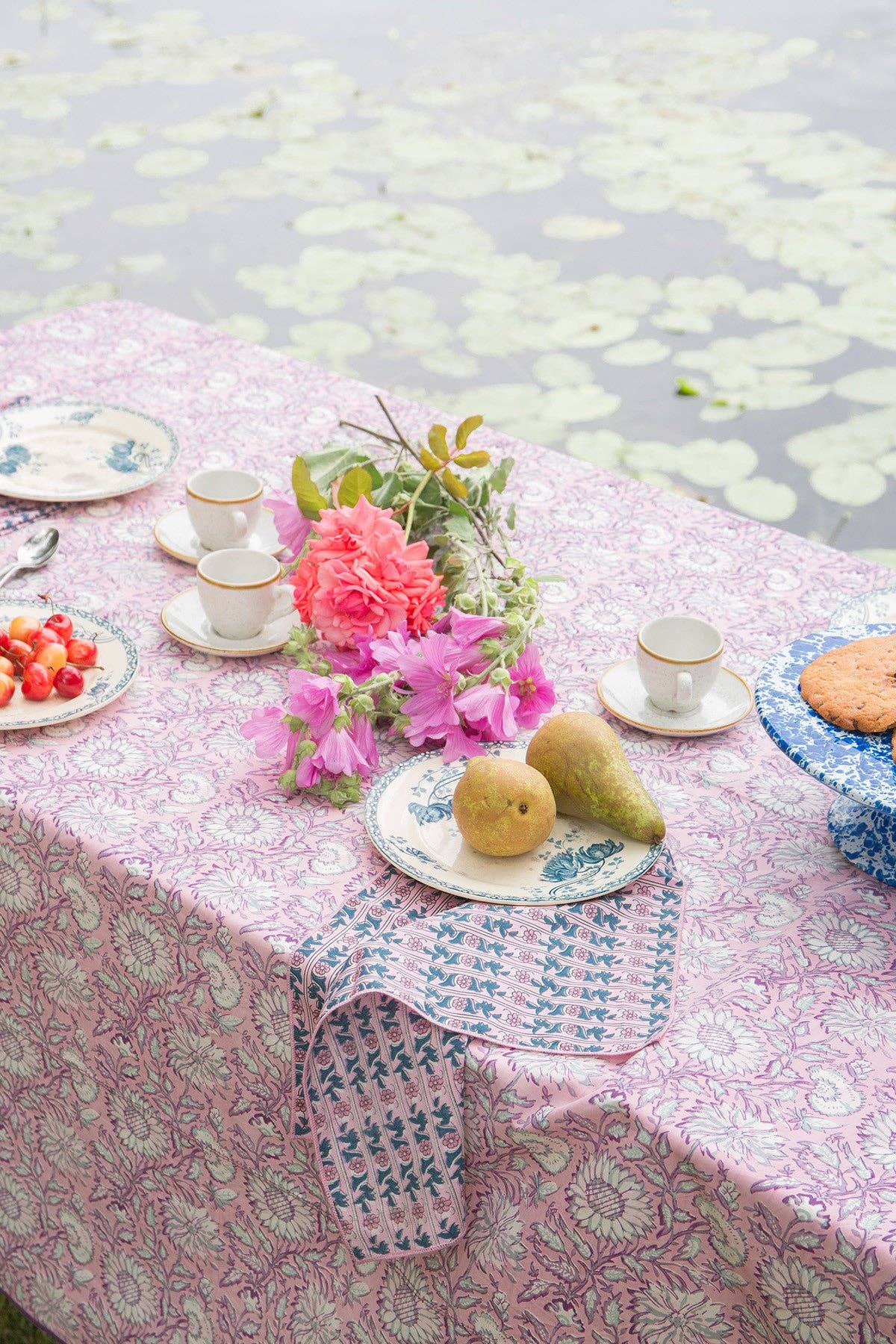 Jardin de Marguerites Roses Carla Tablecloth - flowers - pink - purple for wholesale on Faire4