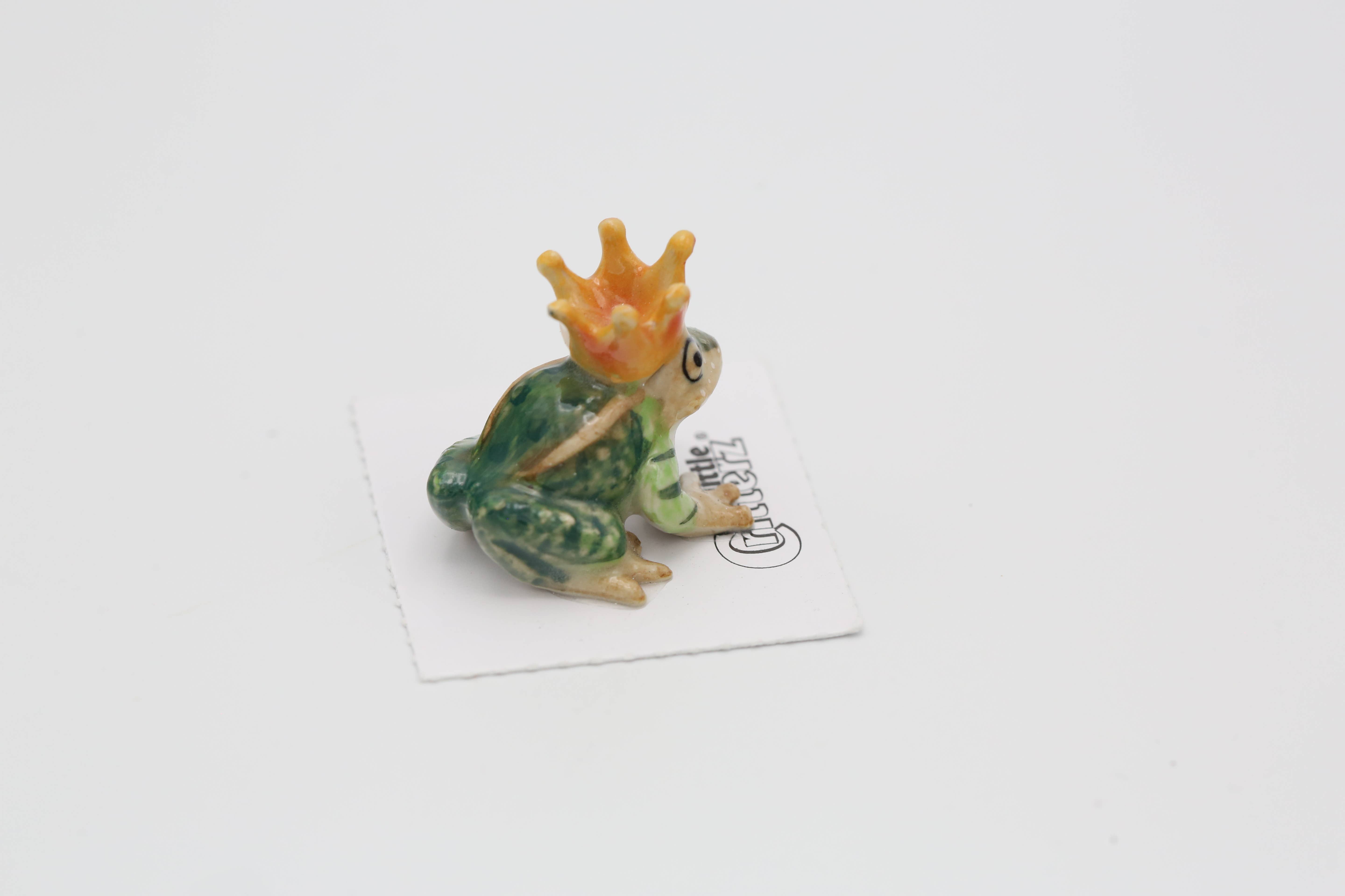 Little Critterz – wholesale Decorative figurine – Kiss Frog Prince Porcelain Miniature1