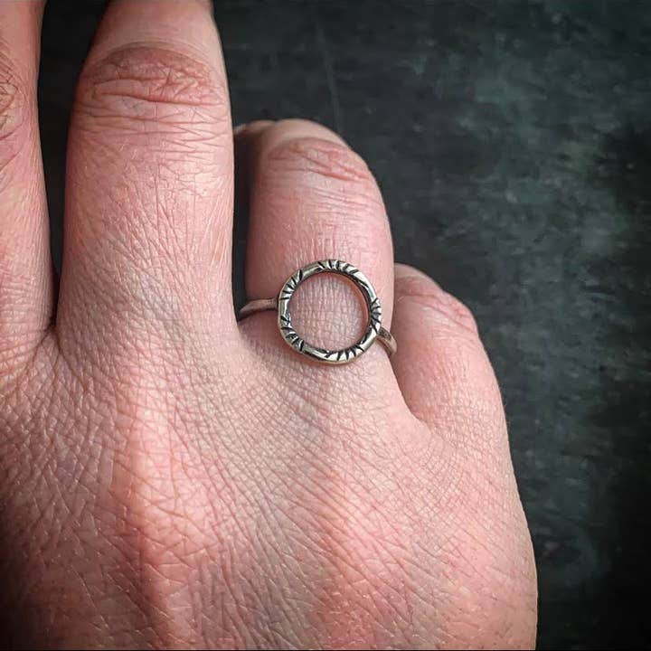 Raegan Hough Metalsmith – wholesale Band/Stackad Ring – Handstämplad Cirkelring1