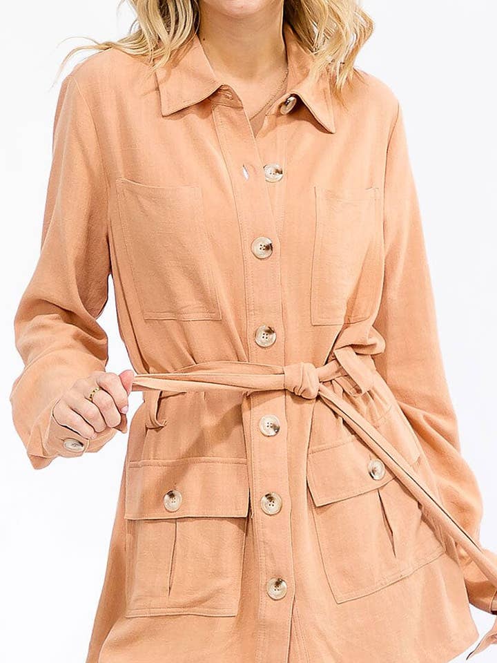 GILET AVEC FERMETURE À BOUTONS, CEINTURE À NOUER ET POCHES pour la vente par ROUSSEAU