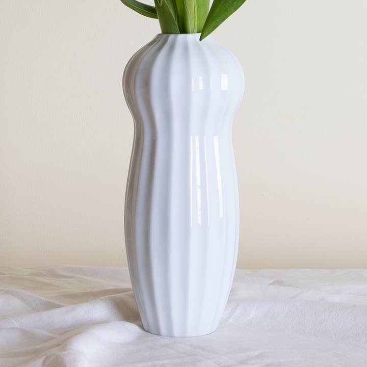 Maja: Jarrón acanalado, porcelana, Ikebana para venta al por mayor de Maia Ming Designs