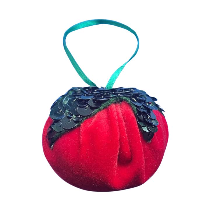 L'ornamento di velluto a forma di pomodoro per la vendita all'ingrosso da parte di Kate Gwilliam