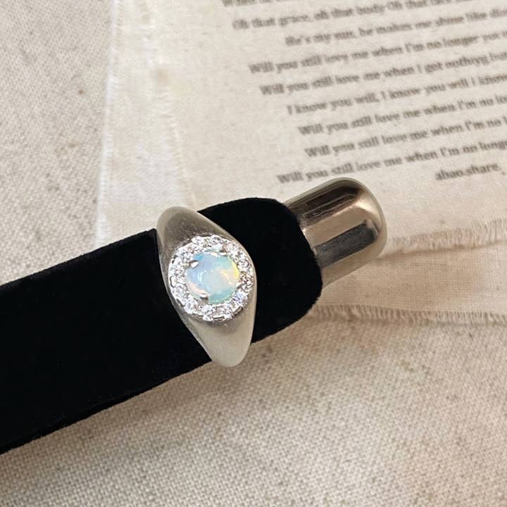 Bague Sceau en Opale avec Halo de Zircon pour la vente par Auris Space
