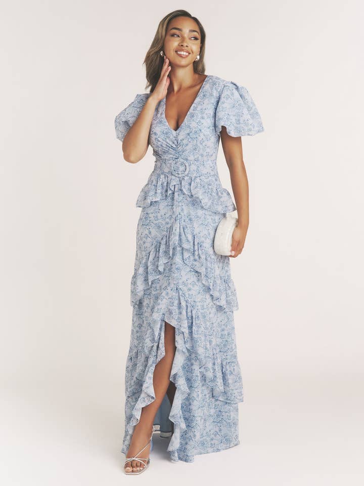 Robe maxi à volants avec ceinture et décolleté plongeant à fleurs - Bleu pâle pour la vente par Six Stories