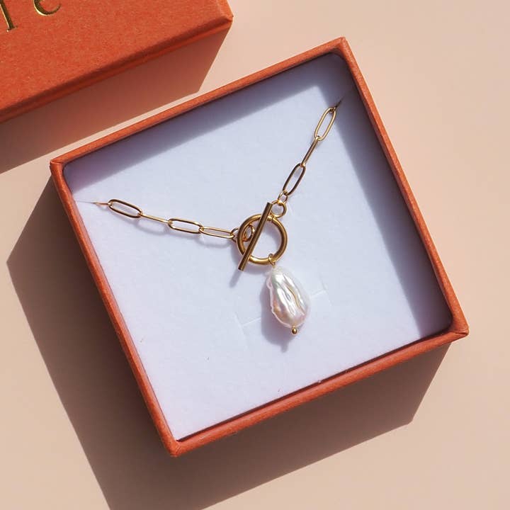 Alesi Jewellery - Wholesale Pendant/Charm Necklace - 18K Gold Freshwater Keshi Pearl Necklace0