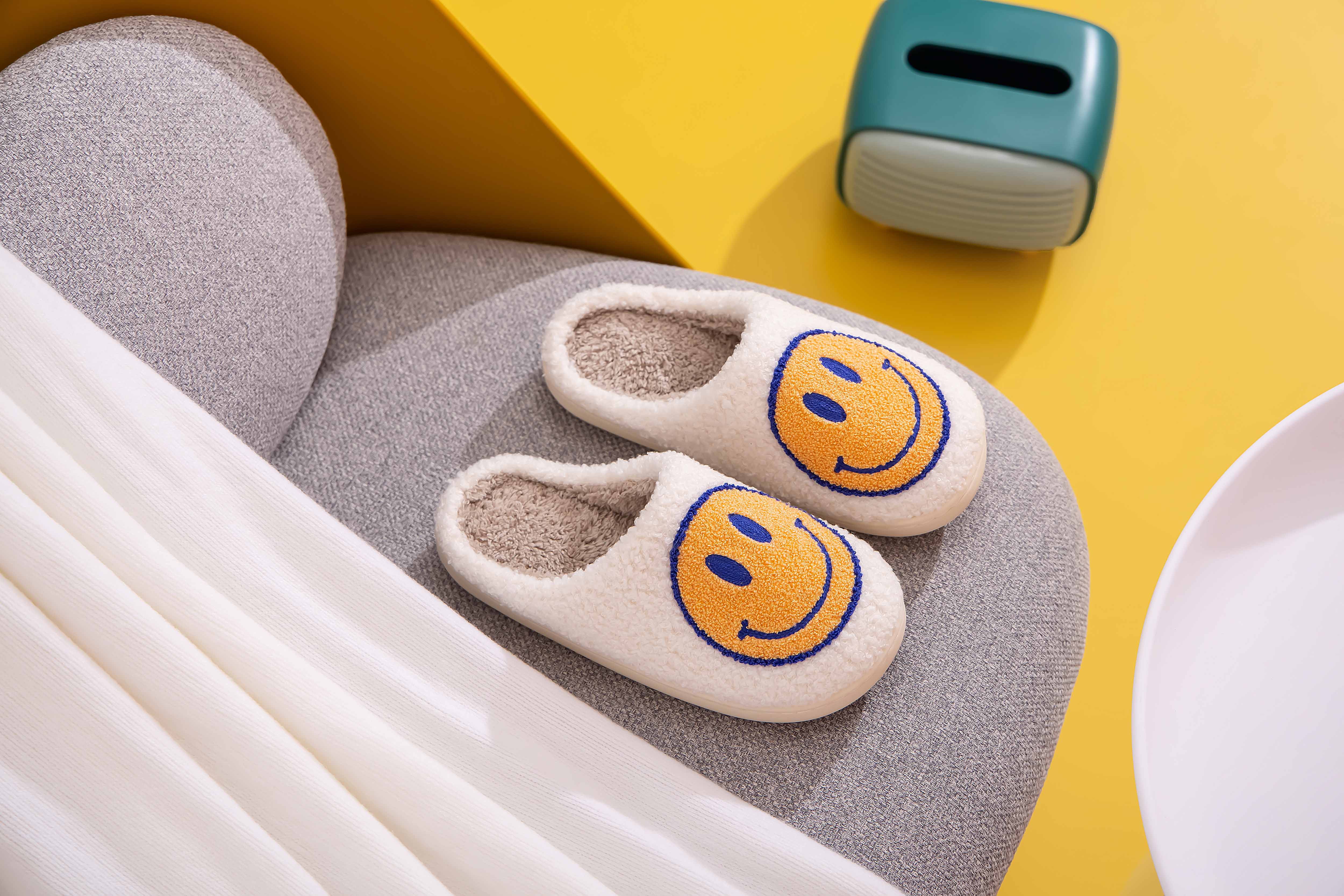 Shop Lev - Vente Chaussons – femme - Chaussons confort à semelle légère en fausse fourrure douce avec visage souriant pour adulte29