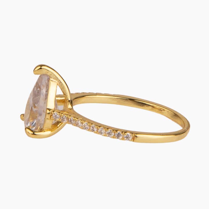 Solitaire Pear Cut Bree Ring för wholesale av Misha Hawaii Jewelry