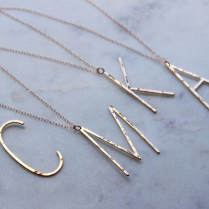 Laalee Jewelry - Venta al por mayor Collares con colgantes/abalorios - Collar con letra grande de oro rosa, con inicial grande