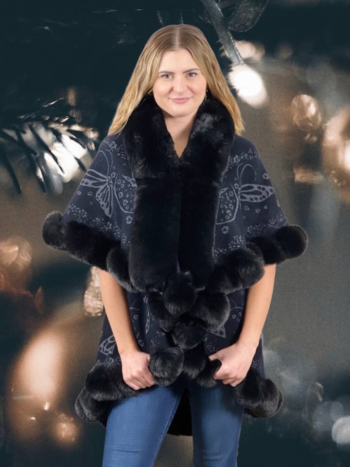 Kimono-strikket cape med imiteret pelskant og sommerfugle-jacquardmønster - Sort for engroshandel hos Ellyndale