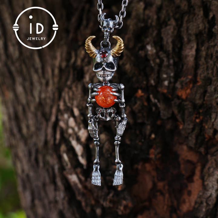 Zilveren Skelettenhanger met Zonsteenbol en Messing Hoorns, Gotisch Totem Sieraad voor Halloween of als Mystiek Geschenk voor wholesale door idjewelry