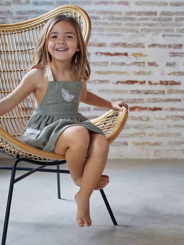 Vestito in lino con bretelle e tasche per bambina per la vendita all'ingrosso da parte di Dadati