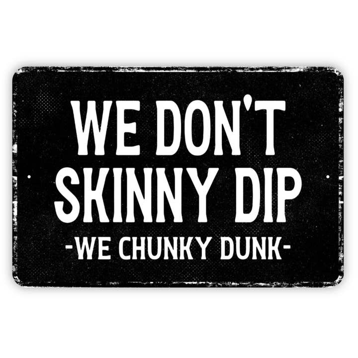 Black Hills Wildwoods – wholesale Skylt – We Don't Skinny Dip We Chunky Dunk Sign - Rolig pool Lake River Beach Simmetallskylt Väggkonst - Distressed Vintage Style