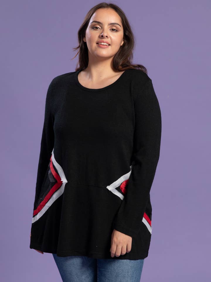 Tunique - Pull grande taille noir avec volant (A923) pour la vente par Pomme Rouge Paris