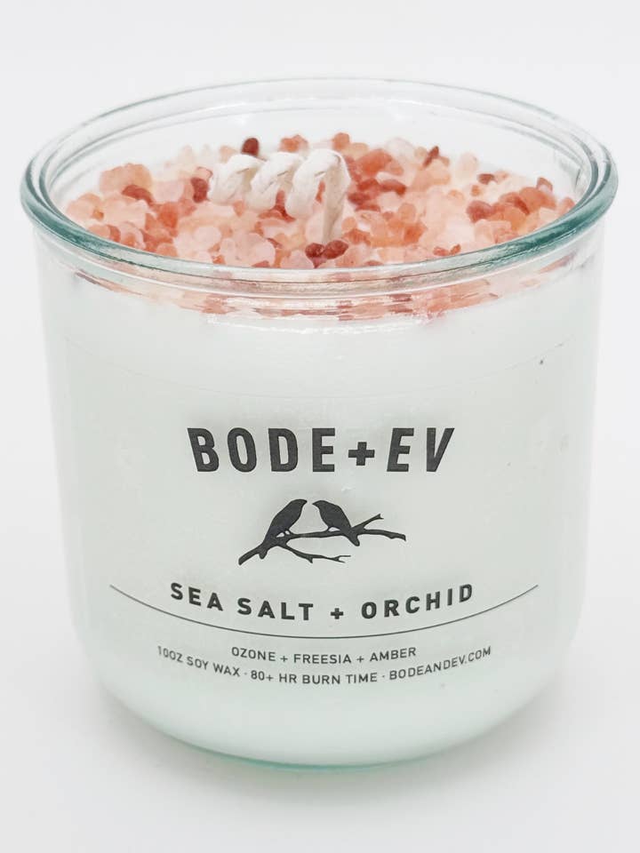 Sel de mer + Orchidée : Bougie en cire de soja de 10 oz garnie de sel de mer rose de l'Himalaya pour la vente par Bode+Ev