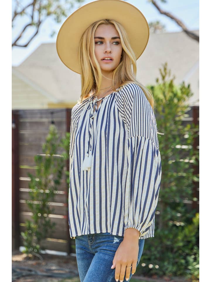 Oddi – wholesale Blus - Dam – Plus texturerad flerrandig slipsblus framtill3