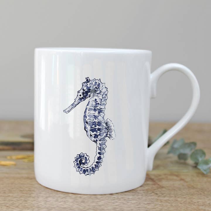 Mug en porcelaine fine à motif hippocampe dans une boîte cadeau pour la vente par Toasted Crumpet