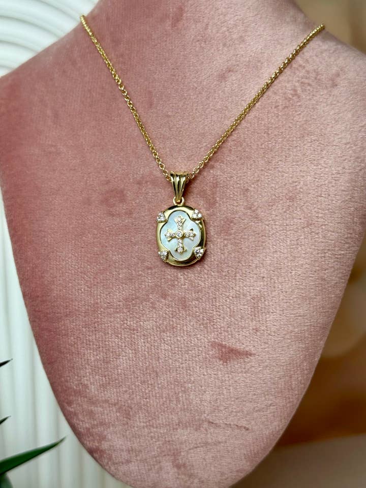 Croix ornée pour la vente par NEM Designs