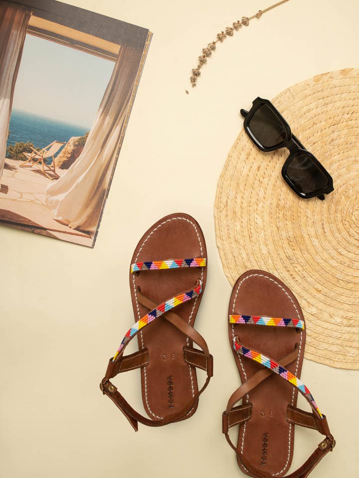 Yela Ledersandalen mit bunten kenianischen Perlen für den Großhandel von Tembea