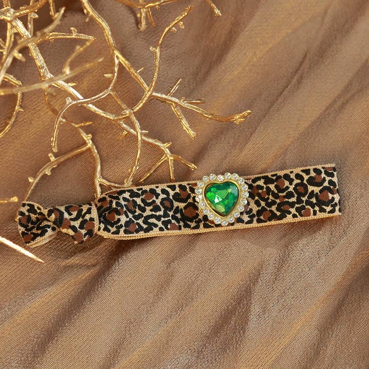 Braccialetto con leopardato e pendente a cuore strass verde per la vendita all'ingrosso da parte di Love Ibiza