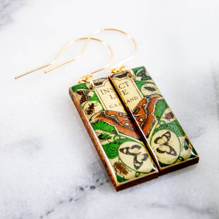 Orecchini rettangolari vintage con copertina a libro Insect Life Moth per la vendita all'ingrosso da parte di No Man's Land