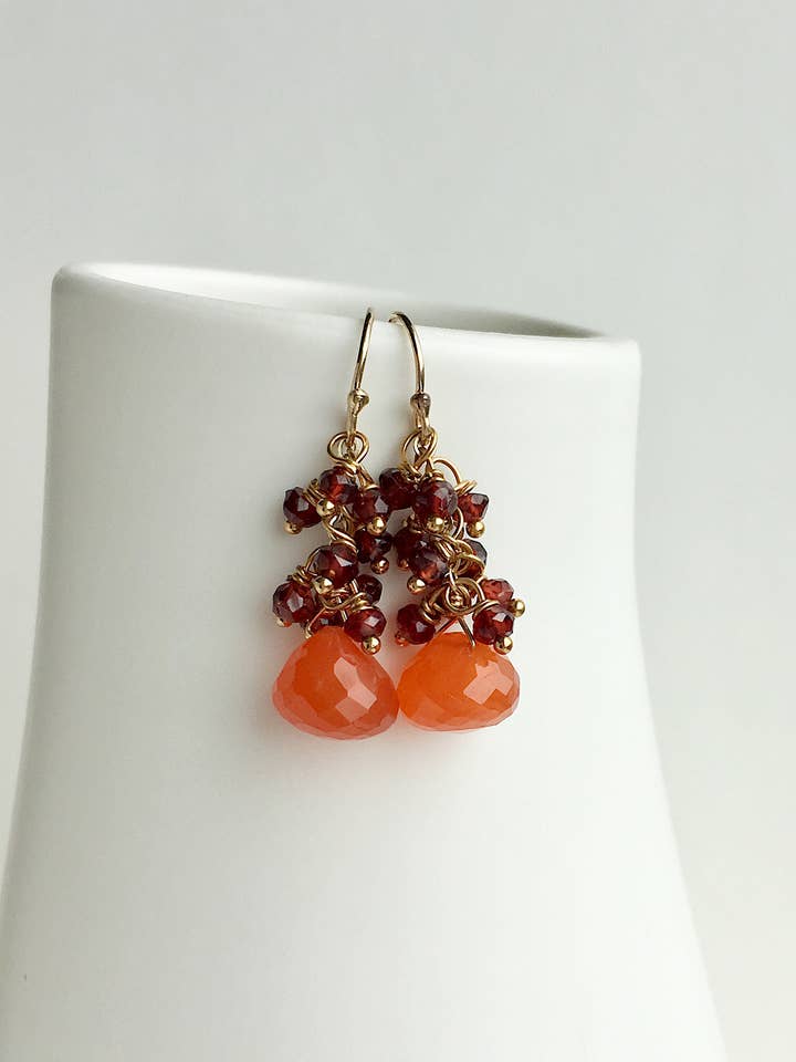 Boucles d'oreilles en grenat et cornaline | Boucles d'oreilles pendantes rouges pour la vente par Laura Stark Designs