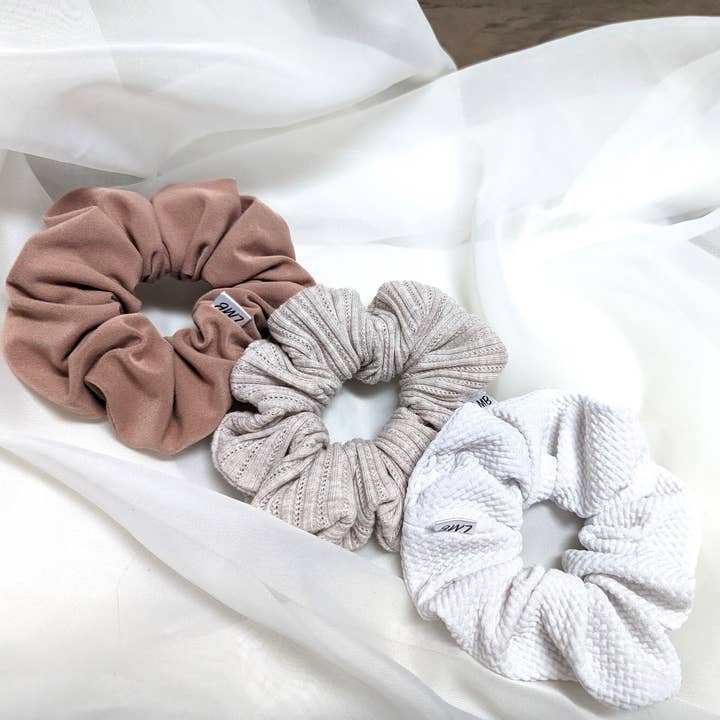 Havregryn, Hvid, Blush Scrunchies for engroshandel hos Headband Haven Co.