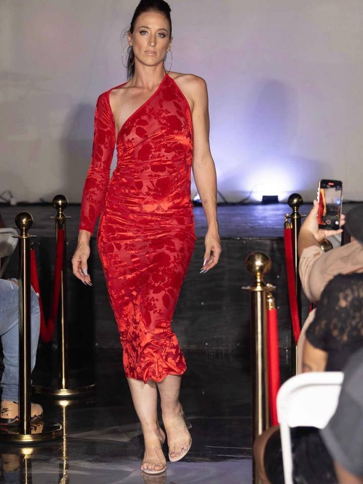 Robe Evette-Taille Régulière pour la vente par Exclusively Yourz