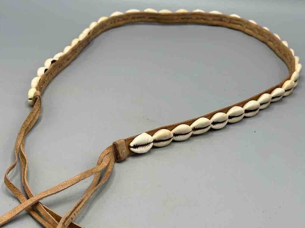 The Niger Bend – Großhandel Gürtel – Damen – Schmaler afrikanischer Krawattenverschluss aus echtem Kaurimuschelleder44