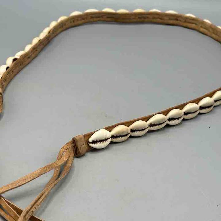 The Niger Bend – Großhandel Gürtel – Damen – Schmaler afrikanischer Krawattenverschluss aus echtem Kaurimuschelleder44