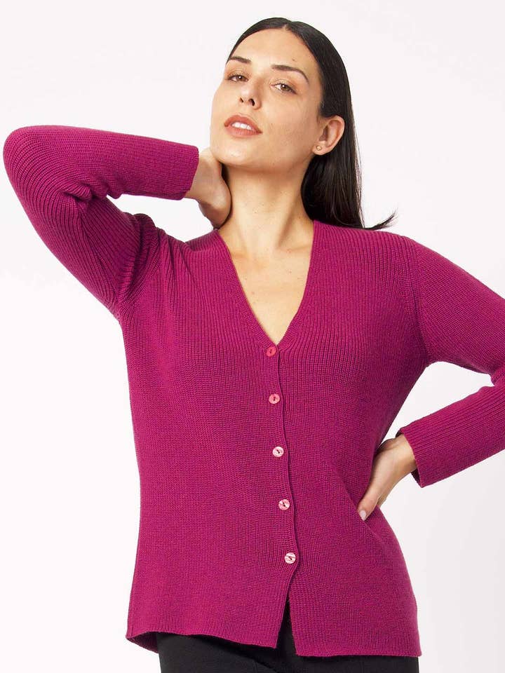 Strickjacke mit V-Ausschnitt aus Merinowolle in Perlmutt. für den Großhandel von Achega Knitwear