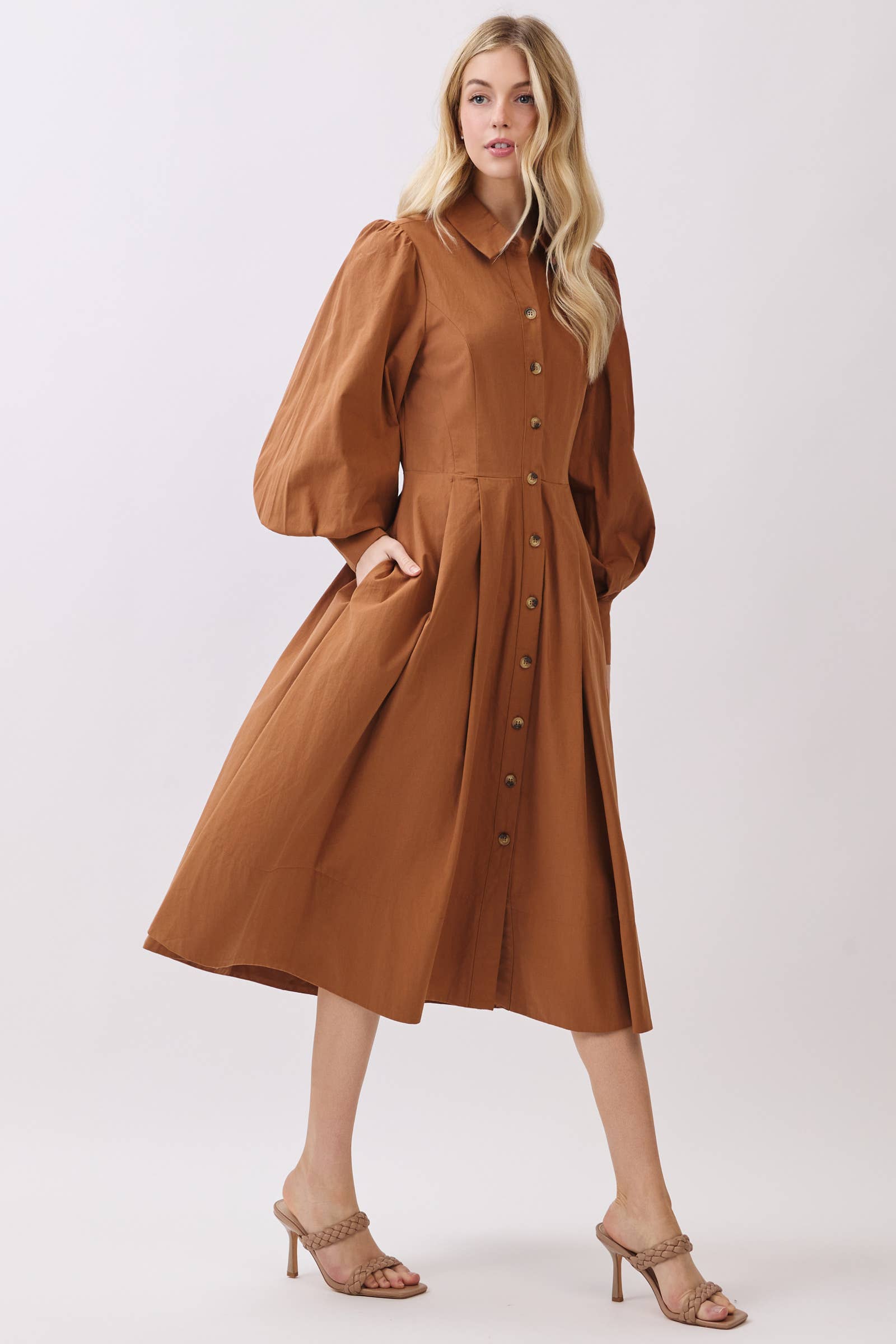 Calista – wholesale Klänning - Dam – MIDI-KLÄNNING MED KRAGE OCH LÅNGÄRMAD KNAPPSTÄNGNING - VD60832